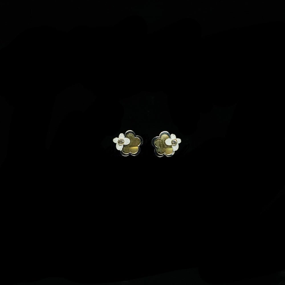 
            
                Load image into Gallery viewer, White &amp;amp; Yellow Gold Flowers
            
        